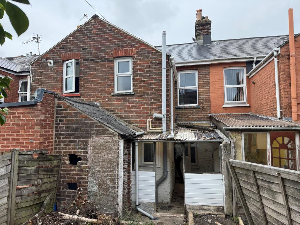 Lot: 133 - FREEHOLD TOWN CENTRE HOUSE FOR IMPROVEMENT - Rear elevation